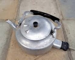 Это советский чайник,но однозначно не электрический. Да и вилка не советская.