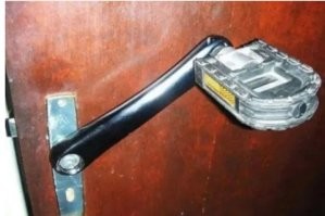 Не знал, что велосипедный шатун подходит на квадрат дверного замка..
2) Завеса из рулеток - опасная штука,можно легко порезаться. 
3)Фотка с трибуной президента из пивных ящиков - явный фотошоп.