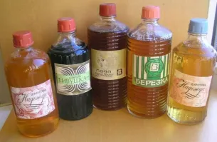 В детстве, которое пришлось на 70-80 годы я носила длинные волосы. Проблема ухода стояла очень серьезно, потому, что, начиная с 80-х дефицит шампуня только увеличивался. Купить болгарский, польский шампунь было большой удачей. 
При этом в разных городах ситуация могла быть разной. В Омске было трудно купить шампунь, а в поездке в Москву в 1986 я увидела, что в столице такой проблемы нет. 
На фото то, чем пользовалась лично, в 80-е. Не все варианты, конечно.