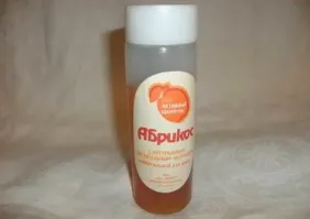 В детстве, которое пришлось на 70-80 годы я носила длинные волосы. Проблема ухода стояла очень серьезно, потому, что, начиная с 80-х дефицит шампуня только увеличивался. Купить болгарский, польский шампунь было большой удачей. 
При этом в разных городах ситуация могла быть разной. В Омске было трудно купить шампунь, а в поездке в Москву в 1986 я увидела, что в столице такой проблемы нет. 
На фото то, чем пользовалась лично, в 80-е. Не все варианты, конечно.