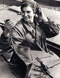 А что за фотоаппарат у девушки в руке, на что она селфи делает?