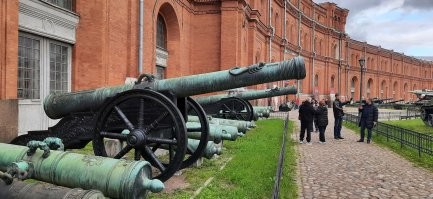 Тут тоже почти у всех пушек только ствол, но от этого они непушками не становятся.  Лафет дело наживное. Можно из дерева сколотить. А вот качественную пушку отлить... Это умение, труд и деньги. Потому и  пушкой называли собственно ствол.  Русские пищали шестнадцатого века вообще не отличаются от собственно пушек ничем, кроме размера. И вот самые небольшие пищали вообще в руках держали, а побольше опирали на подставки, стены и проч. То есть лафет это просто подставка под пушку.