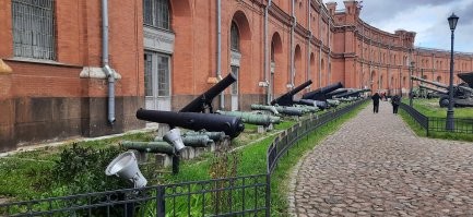 Тут тоже почти у всех пушек только ствол, но от этого они непушками не становятся.  Лафет дело наживное. Можно из дерева сколотить. А вот качественную пушку отлить... Это умение, труд и деньги. Потому и  пушкой называли собственно ствол.  Русские пищали шестнадцатого века вообще не отличаются от собственно пушек ничем, кроме размера. И вот самые небольшие пищали вообще в руках держали, а побольше опирали на подставки, стены и проч. То есть лафет это просто подставка под пушку.