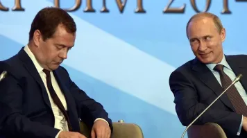 Мужчина побил рекорд, станцевав с 319 бокалами на голове