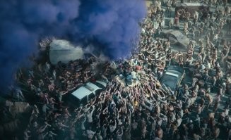 после первого удара по стеклу и лицу тапку в пол! 

Что интересно, он мог объехать по тротуару.
