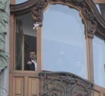 Без понтов неинтересно,и рекламы не будет(которая отобьет вложения) .
Это вам Павел Дуров подтвердит, который пятитысячные выбрасывал.  Цитата - 
". Кидал по одной по одной штуке и снимал на видео, как народ бросается на эти деньги, давя и избивая друг друга, - возмущается Екатерина Абрамова, ставшая свидетелем аттракциона невиданной щедрости. - Это большое свинство.  Люди из толпы выходили с разбитыми носами, залазили на светофоры, в общем, вели себя, как обезьяны. Дуров от души смеялся. Позор тебе, Павел.
"Раздача слонов" продолжалась недолго. И виной тому не финансовые возможности персонала "Вконтакте", а поведение прохожих.
- К сожалению, эту небольшую благотворительную лотерею в честь дня города пришлось быстро прекратить, - в блоге на платформе roem.ru позже отписался устроитель праздника Павел Дуров, и пояснил почему: - Народ стал звереть, особенно его нетрезвая часть. Так что в следующий раз устроим викторину на знание истории города и биографии Петра I, это будет больше соответствовать духу Петербурга. Отличное использование виджета голосований!"