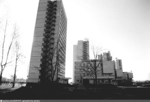 Смотри внимательнее... 
Да и во время съемки фото всех этих зданий на Ю-З просто не было... Там только если те дома, где "Иронию..." снимали, поставить успели...