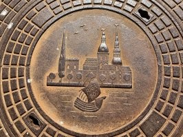 Сколько же дебилов в этом мире .  Когда то давно я рядом жил с городом Ипр это восточная Фландрия , вот здесь и такая же карта города есть и вся арка исписана именами тех кого немцы ипритом ( газом ) заморили , вот там каждую неделю почетный караул проходит и цветы возносят , а здесь что у карта того с чего все начиналось , или им нужно было что то такое как допустим в Риге ? вот вторая фотка в старухе вот такие люки и каждый может ноги о них вытереть .
