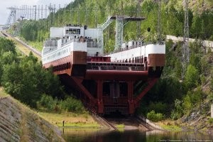 На Енисее есть такой лифт-судоподъёмник. Тоже прикольная конструкция.