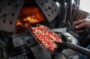 а вот у советских машинистов, которые управляли и управляют паровозом, блюдо "Яичница из топки" вполне себе традиционное и даже изысканное блюдо...