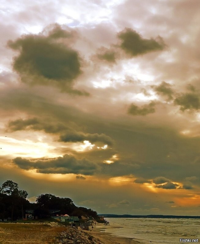 А вот такое небо у меня в городе. Причём это всего на протяжении пары километров. Причём всё может измениться от кадра к кадру за несколько минут, а уж в течение дня...
