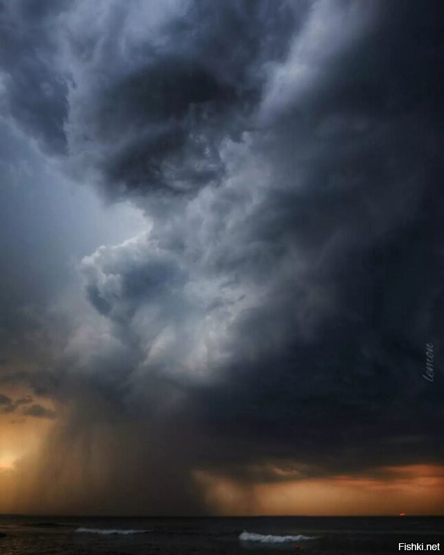 А вот такое небо у меня в городе. Причём это всего на протяжении пары километров. Причём всё может измениться от кадра к кадру за несколько минут, а уж в течение дня...