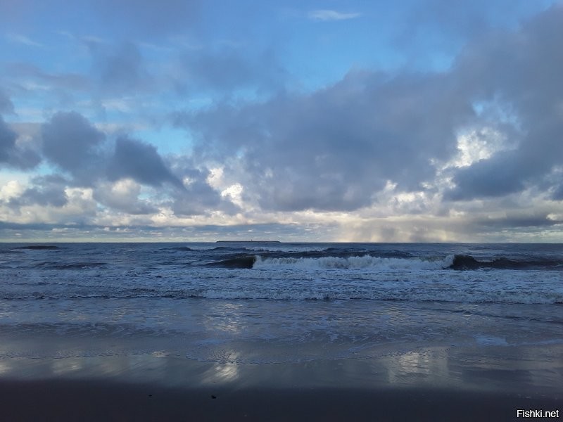 А вот такое небо у меня в городе. Причём это всего на протяжении пары километров. Причём всё может измениться от кадра к кадру за несколько минут, а уж в течение дня...