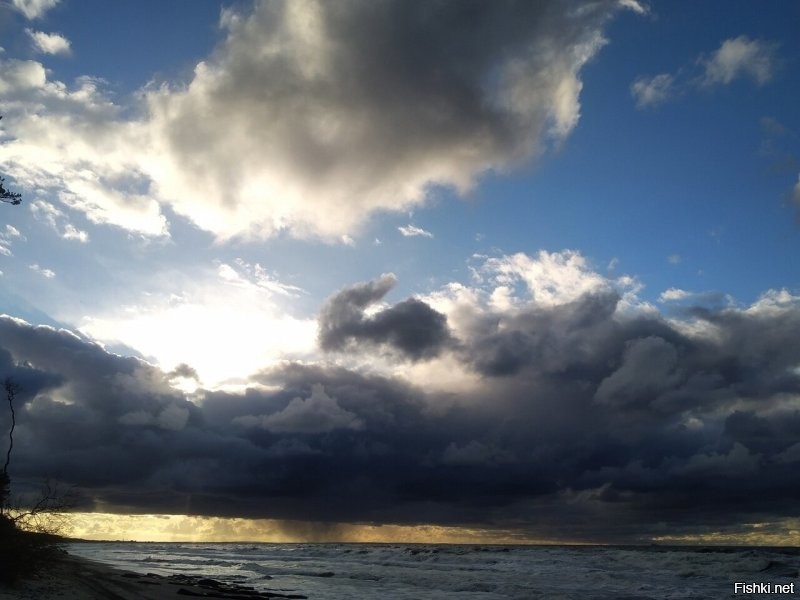А вот такое небо у меня в городе. Причём это всего на протяжении пары километров. Причём всё может измениться от кадра к кадру за несколько минут, а уж в течение дня...