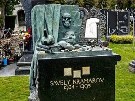 Лежал бы тут, могила была бы вся в цветах...