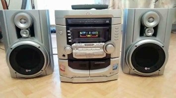 Ну у меня не какой-то дешманский утюг, а музыкальный центр от LG, который не на 5 лет рассчитан, а на десятилетия. Моему уже лет 20 с лишним. 
Сейчас на нём только дисковод не пашет по причине износа лазерной линзы, а кассетники пашут на будь здоров!
Вот такой старичок-бодрячок: