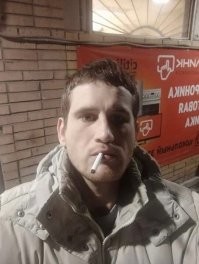 Грабитель, попытавшийся украсть телефон у школьника в Щёлково, расплакался дома после инцидента    
В продолжении темы

У Павла Потапова два месяца назад начались проблемы с головой   после того, как он чуть не утонул в болоте.

35-летний Павел   безработный, жены и детей у него нет, живёт с мамой. Долгое время встречался с девушкой, но расстались. Работал на местном складе, но недавно уволился. По словам мамы Потапова, у парня "поехала крыша" два месяца назад, после того, как он чуть не утонул в болоте. После этого он некоторое время наблюдался у врачей.

Незадолго до нападения Павел сказал матери, что выйдет покурить на улицу, а когда вернулся с разбитой рукой, дома его уже ждали полицейские. На вопрос мамы "Что случилось?" он ответил: "Дед каратистом оказался" и разрыдался.

В отношении Потапова возбуждена уголовка по статье "Покушение на грабёж с применением насилия, не опасного для жизни", он задержан.

Выяснилось, что ранее Павел уже был судим за наркотики и кражу.

via