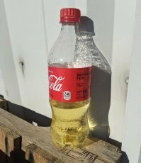 Кто-то выпил Колу, а потом нассал в бутылку.
