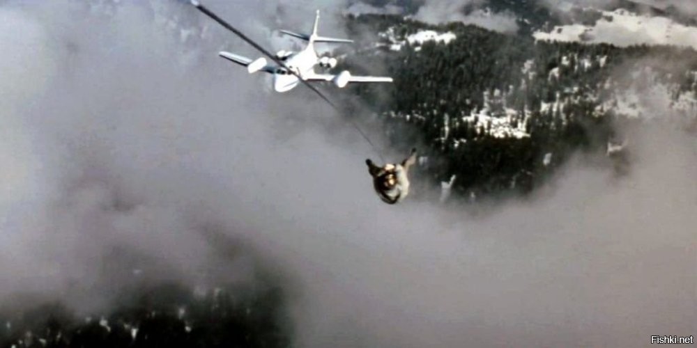 В фильме Скалолаз каскадёр перебрался из самолёта в самолёт по тросу. В полёте. Это вам не птичку в рот засунуть и не на бутафорском поезде кулаками махать