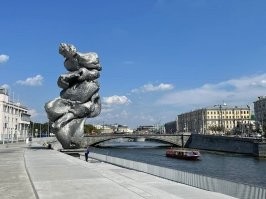 А наш какашки ставит в центре Москвы.