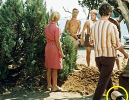 Три плюс два, и в полной 1963 г и в урезанной версии 1964г микрофон попал на камеру
