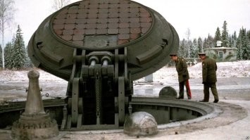 Крышка шахты МБР "Тополь" открывается очень изящно. Видео не передаёт её размеров, а вот фото -- так очень даже. Встречал информацию, что вес этого "люка" более ста тонн.