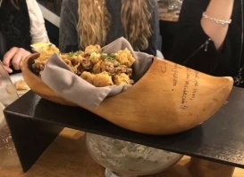 Креатив креативом, но ведь есть же упоротые люди которые это едят и не опасаются, что от этого креатива у них могут быть проблемы со здоровьем. Я ещё пойму подачу в стеклянной банке, даже, фиг с ней, в раковине - их хоть помыть реально можно хорошенько. Но вот на кирпиче, в обуви, в ржавой железной банке и прочие изыски... это ведь не моется и не одноразовое. На одном из найденных фото, вообще вон на стол накидали, мол слизывайте. Про кирпич, железную банку вообще вопрос типа не на соседней ли помойке подобрали...
 Короче не зря придумали посуду. Вот тут по моему нет границ креатива. И формы, и материал и цвета... Что угодно можно придумать. НО! это гигиенично и можно мыть.