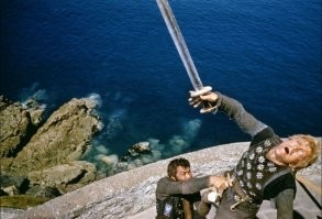Смертельный бой родных братьев в фильме "Викинги" 1958 г. Убитый Кирк Дуглас, так же исполнял главную роль в фильме "Спартак" 1960г.  Отец Майкла Дугласа