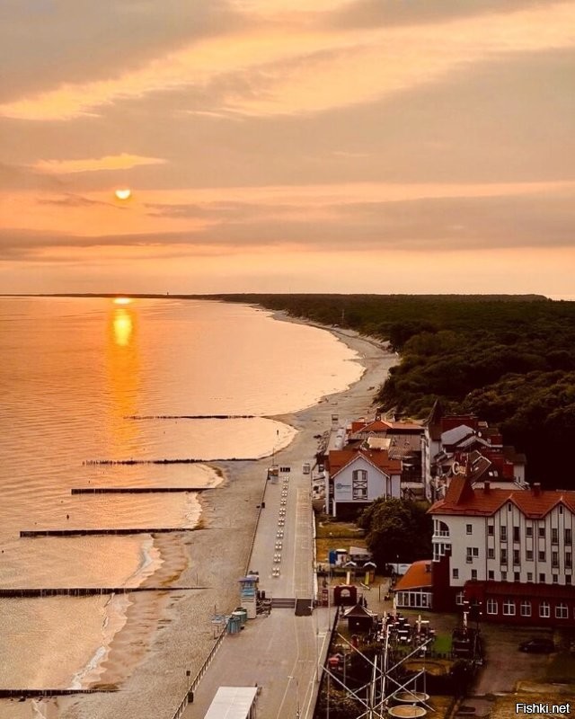 Что?!?!?!?!?!?! Не смешите мои тапки. У нас строят ПРЯМО НА ПЛЯЖЕ и называют ЭТО нестационарным объектом. А вот на фото гостиницы строят. Это всего в 20-50 метрах от края воды. И у нас берег песчаный. То есть то что показано в посте неминуемо ждёт эти строения. НО! Это не только не запрещают строить, но и даже игнорирую протесты местных жителей, что противятся застройке береговой линии. Более тог! Для строительной вакханалии сносят песчаные дюны, которые защищали дома от ветров и песка, которые СПЕЦИАЛЬНО насыпали, укрепляли и берегли! Наши то даже хитрее британцев. Типа укрепляют берег, но Вот как выдерживают их "укрепления" даже не самый сильный шторм. (фото 3) Вот для сравнения фото десятилетней примерно давности и то что понастроили теперь. Кстати вот на первом фото показала стрелкой и квадратом место, где стоит здание со второго фото. Разница около 10 лет всего. Вы видите какой склон и расстояние? И на втором фото видно берегоукрепление. Валуны, бетонное основание сделано под ними. Но берег продолжил рушится!  и те незавершённые постройки и типо берегоукрепление как раз на месте зелёного склона на первом фото.
  Вот ещё одно очень наглядное место. Старый советский пляж. Его я застала. Это фото (№5) примерно 80-х годов прошлого века. На следущем фото уже 90-е. Сковородки на авандюне ещё живы, но пляж уменьшился. Следущее фото вид сверху того же периода.  И следущее фото это то, что я видела буквально два дня назад.  Видите то здание с интресной крышей вдали? Это последний "шедевр". Жители даже уже не особо сильно бузили-понимают что бесполезно. Этот монстр перегородил остаток пляжа. Для его стройки снесли авандюну. ДВАЖДЫ, потому что сначала стройку смыл шторм! И всё равно это уродище построили. Вот вид с другой стороны. Так сказать, любуйтесь закатом, гуляйте по пляжу. На последнем фото показано место нынешнего монтстра. Это всего 2015 год.
 Вместо того чтобы работать над глобальным берегоукреплением типа молов, намываниии песка, усиленных групп волнорезов, чинуши пилят бюджет, воткнули несколько лет назад десяток хилых волнорезов и попытались укрепить реально валящийся берег(безуспешно), снесли авандюну на протяжении почти километра.  Но при этом не затихает стройка на первой линии. Причём ставят монстров в три, пять и выше этажей, тогда как местный закон позволяет строит не выше двух на первой линии и не выше пяти во всём городе. так что наши не только плюют на вами упомянутый закон десятилетиями, но ещё и успешно пилят бюджет на типо берегоукрепление.