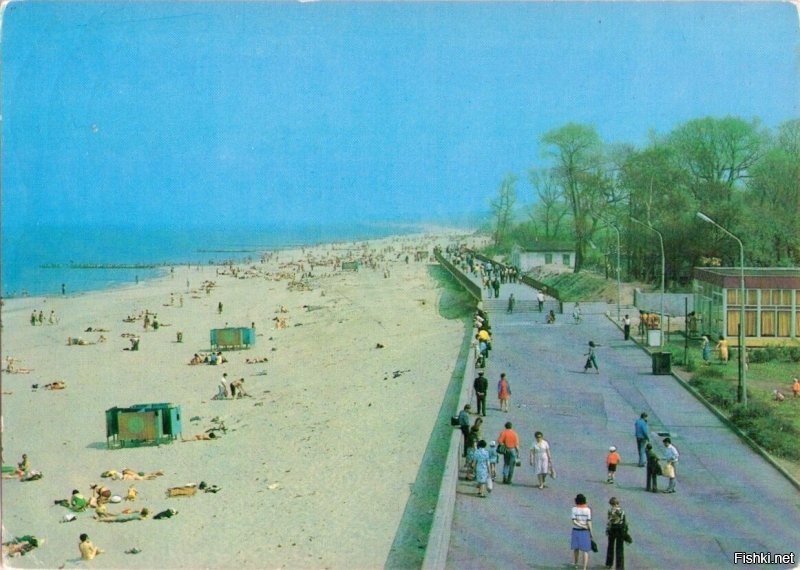 Что?!?!?!?!?!?! Не смешите мои тапки. У нас строят ПРЯМО НА ПЛЯЖЕ и называют ЭТО нестационарным объектом. А вот на фото гостиницы строят. Это всего в 20-50 метрах от края воды. И у нас берег песчаный. То есть то что показано в посте неминуемо ждёт эти строения. НО! Это не только не запрещают строить, но и даже игнорирую протесты местных жителей, что противятся застройке береговой линии. Более тог! Для строительной вакханалии сносят песчаные дюны, которые защищали дома от ветров и песка, которые СПЕЦИАЛЬНО насыпали, укрепляли и берегли! Наши то даже хитрее британцев. Типа укрепляют берег, но Вот как выдерживают их "укрепления" даже не самый сильный шторм. (фото 3) Вот для сравнения фото десятилетней примерно давности и то что понастроили теперь. Кстати вот на первом фото показала стрелкой и квадратом место, где стоит здание со второго фото. Разница около 10 лет всего. Вы видите какой склон и расстояние? И на втором фото видно берегоукрепление. Валуны, бетонное основание сделано под ними. Но берег продолжил рушится!  и те незавершённые постройки и типо берегоукрепление как раз на месте зелёного склона на первом фото.
  Вот ещё одно очень наглядное место. Старый советский пляж. Его я застала. Это фото (№5) примерно 80-х годов прошлого века. На следущем фото уже 90-е. Сковородки на авандюне ещё живы, но пляж уменьшился. Следущее фото вид сверху того же периода.  И следущее фото это то, что я видела буквально два дня назад.  Видите то здание с интресной крышей вдали? Это последний "шедевр". Жители даже уже не особо сильно бузили-понимают что бесполезно. Этот монстр перегородил остаток пляжа. Для его стройки снесли авандюну. ДВАЖДЫ, потому что сначала стройку смыл шторм! И всё равно это уродище построили. Вот вид с другой стороны. Так сказать, любуйтесь закатом, гуляйте по пляжу. На последнем фото показано место нынешнего монтстра. Это всего 2015 год.
 Вместо того чтобы работать над глобальным берегоукреплением типа молов, намываниии песка, усиленных групп волнорезов, чинуши пилят бюджет, воткнули несколько лет назад десяток хилых волнорезов и попытались укрепить реально валящийся берег(безуспешно), снесли авандюну на протяжении почти километра.  Но при этом не затихает стройка на первой линии. Причём ставят монстров в три, пять и выше этажей, тогда как местный закон позволяет строит не выше двух на первой линии и не выше пяти во всём городе. так что наши не только плюют на вами упомянутый закон десятилетиями, но ещё и успешно пилят бюджет на типо берегоукрепление.