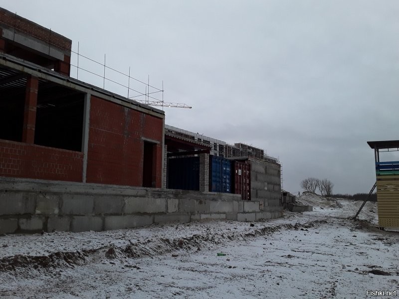 Что?!?!?!?!?!?! Не смешите мои тапки. У нас строят ПРЯМО НА ПЛЯЖЕ и называют ЭТО нестационарным объектом. А вот на фото гостиницы строят. Это всего в 20-50 метрах от края воды. И у нас берег песчаный. То есть то что показано в посте неминуемо ждёт эти строения. НО! Это не только не запрещают строить, но и даже игнорирую протесты местных жителей, что противятся застройке береговой линии. Более тог! Для строительной вакханалии сносят песчаные дюны, которые защищали дома от ветров и песка, которые СПЕЦИАЛЬНО насыпали, укрепляли и берегли! Наши то даже хитрее британцев. Типа укрепляют берег, но Вот как выдерживают их "укрепления" даже не самый сильный шторм. (фото 3) Вот для сравнения фото десятилетней примерно давности и то что понастроили теперь. Кстати вот на первом фото показала стрелкой и квадратом место, где стоит здание со второго фото. Разница около 10 лет всего. Вы видите какой склон и расстояние? И на втором фото видно берегоукрепление. Валуны, бетонное основание сделано под ними. Но берег продолжил рушится!  и те незавершённые постройки и типо берегоукрепление как раз на месте зелёного склона на первом фото.
  Вот ещё одно очень наглядное место. Старый советский пляж. Его я застала. Это фото (№5) примерно 80-х годов прошлого века. На следущем фото уже 90-е. Сковородки на авандюне ещё живы, но пляж уменьшился. Следущее фото вид сверху того же периода.  И следущее фото это то, что я видела буквально два дня назад.  Видите то здание с интресной крышей вдали? Это последний "шедевр". Жители даже уже не особо сильно бузили-понимают что бесполезно. Этот монстр перегородил остаток пляжа. Для его стройки снесли авандюну. ДВАЖДЫ, потому что сначала стройку смыл шторм! И всё равно это уродище построили. Вот вид с другой стороны. Так сказать, любуйтесь закатом, гуляйте по пляжу. На последнем фото показано место нынешнего монтстра. Это всего 2015 год.
 Вместо того чтобы работать над глобальным берегоукреплением типа молов, намываниии песка, усиленных групп волнорезов, чинуши пилят бюджет, воткнули несколько лет назад десяток хилых волнорезов и попытались укрепить реально валящийся берег(безуспешно), снесли авандюну на протяжении почти километра.  Но при этом не затихает стройка на первой линии. Причём ставят монстров в три, пять и выше этажей, тогда как местный закон позволяет строит не выше двух на первой линии и не выше пяти во всём городе. так что наши не только плюют на вами упомянутый закон десятилетиями, но ещё и успешно пилят бюджет на типо берегоукрепление.