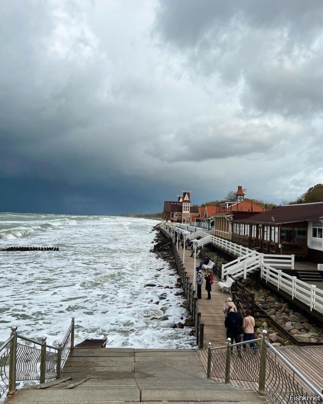 Что?!?!?!?!?!?! Не смешите мои тапки. У нас строят ПРЯМО НА ПЛЯЖЕ и называют ЭТО нестационарным объектом. А вот на фото гостиницы строят. Это всего в 20-50 метрах от края воды. И у нас берег песчаный. То есть то что показано в посте неминуемо ждёт эти строения. НО! Это не только не запрещают строить, но и даже игнорирую протесты местных жителей, что противятся застройке береговой линии. Более тог! Для строительной вакханалии сносят песчаные дюны, которые защищали дома от ветров и песка, которые СПЕЦИАЛЬНО насыпали, укрепляли и берегли! Наши то даже хитрее британцев. Типа укрепляют берег, но Вот как выдерживают их "укрепления" даже не самый сильный шторм. (фото 3) Вот для сравнения фото десятилетней примерно давности и то что понастроили теперь. Кстати вот на первом фото показала стрелкой и квадратом место, где стоит здание со второго фото. Разница около 10 лет всего. Вы видите какой склон и расстояние? И на втором фото видно берегоукрепление. Валуны, бетонное основание сделано под ними. Но берег продолжил рушится!  и те незавершённые постройки и типо берегоукрепление как раз на месте зелёного склона на первом фото.
  Вот ещё одно очень наглядное место. Старый советский пляж. Его я застала. Это фото (№5) примерно 80-х годов прошлого века. На следущем фото уже 90-е. Сковородки на авандюне ещё живы, но пляж уменьшился. Следущее фото вид сверху того же периода.  И следущее фото это то, что я видела буквально два дня назад.  Видите то здание с интресной крышей вдали? Это последний "шедевр". Жители даже уже не особо сильно бузили-понимают что бесполезно. Этот монстр перегородил остаток пляжа. Для его стройки снесли авандюну. ДВАЖДЫ, потому что сначала стройку смыл шторм! И всё равно это уродище построили. Вот вид с другой стороны. Так сказать, любуйтесь закатом, гуляйте по пляжу. На последнем фото показано место нынешнего монтстра. Это всего 2015 год.
 Вместо того чтобы работать над глобальным берегоукреплением типа молов, намываниии песка, усиленных групп волнорезов, чинуши пилят бюджет, воткнули несколько лет назад десяток хилых волнорезов и попытались укрепить реально валящийся берег(безуспешно), снесли авандюну на протяжении почти километра.  Но при этом не затихает стройка на первой линии. Причём ставят монстров в три, пять и выше этажей, тогда как местный закон позволяет строит не выше двух на первой линии и не выше пяти во всём городе. так что наши не только плюют на вами упомянутый закон десятилетиями, но ещё и успешно пилят бюджет на типо берегоукрепление.