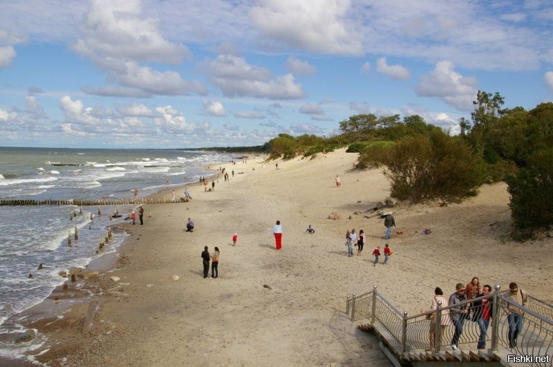 Что?!?!?!?!?!?! Не смешите мои тапки. У нас строят ПРЯМО НА ПЛЯЖЕ и называют ЭТО нестационарным объектом. А вот на фото гостиницы строят. Это всего в 20-50 метрах от края воды. И у нас берег песчаный. То есть то что показано в посте неминуемо ждёт эти строения. НО! Это не только не запрещают строить, но и даже игнорирую протесты местных жителей, что противятся застройке береговой линии. Более тог! Для строительной вакханалии сносят песчаные дюны, которые защищали дома от ветров и песка, которые СПЕЦИАЛЬНО насыпали, укрепляли и берегли! Наши то даже хитрее британцев. Типа укрепляют берег, но Вот как выдерживают их "укрепления" даже не самый сильный шторм. (фото 3) Вот для сравнения фото десятилетней примерно давности и то что понастроили теперь. Кстати вот на первом фото показала стрелкой и квадратом место, где стоит здание со второго фото. Разница около 10 лет всего. Вы видите какой склон и расстояние? И на втором фото видно берегоукрепление. Валуны, бетонное основание сделано под ними. Но берег продолжил рушится!  и те незавершённые постройки и типо берегоукрепление как раз на месте зелёного склона на первом фото.
  Вот ещё одно очень наглядное место. Старый советский пляж. Его я застала. Это фото (№5) примерно 80-х годов прошлого века. На следущем фото уже 90-е. Сковородки на авандюне ещё живы, но пляж уменьшился. Следущее фото вид сверху того же периода.  И следущее фото это то, что я видела буквально два дня назад.  Видите то здание с интресной крышей вдали? Это последний "шедевр". Жители даже уже не особо сильно бузили-понимают что бесполезно. Этот монстр перегородил остаток пляжа. Для его стройки снесли авандюну. ДВАЖДЫ, потому что сначала стройку смыл шторм! И всё равно это уродище построили. Вот вид с другой стороны. Так сказать, любуйтесь закатом, гуляйте по пляжу. На последнем фото показано место нынешнего монтстра. Это всего 2015 год.
 Вместо того чтобы работать над глобальным берегоукреплением типа молов, намываниии песка, усиленных групп волнорезов, чинуши пилят бюджет, воткнули несколько лет назад десяток хилых волнорезов и попытались укрепить реально валящийся берег(безуспешно), снесли авандюну на протяжении почти километра.  Но при этом не затихает стройка на первой линии. Причём ставят монстров в три, пять и выше этажей, тогда как местный закон позволяет строит не выше двух на первой линии и не выше пяти во всём городе. так что наши не только плюют на вами упомянутый закон десятилетиями, но ещё и успешно пилят бюджет на типо берегоукрепление.