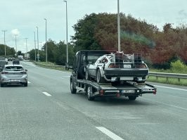 Я тут ехал спокойно домой с работы в августе и встретил по пути вот это, пришлось срочно доставать телефон и как-то фоткать за рулём, не мог просто так взять и обогнать.