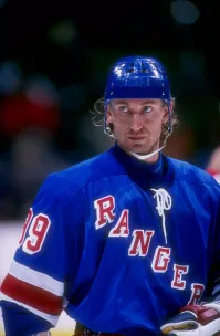 Защита горла хоккеиста! К сожалению 99% хоккеистов, преренбрегают этим элементом экипировки! Шея моментально под ней потеет и натирается! Например Уэйн Грецки пользовался, но не всегда...