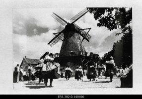 Прикольно здесь 3 раза снимали квартиру на первом этаже , правда теперь у них есть садики у тех кто на первом живет . Парковка эта так и осталась правда вот асфальт оккупанты с собой забрали :) . А вот и эта мельница , там теперь очень хороший ресторан в 2х минутах ходьбы от центра . Летом с женой ездили .