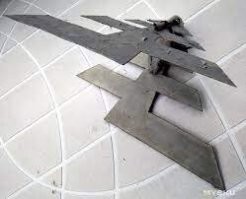 В 90-х были популярны дециметровые антенны из чего попало - текстолита,жести,куска кабеля,дисков накопителя ЭВМ,пивных банок и пр. И некоторые даже неплохо работали,даже не знаю почему..