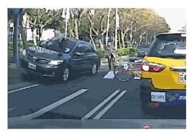 Ну ладно. Велосипед решил высадить пассажирку и дальше двигаться самостоятельно. Это я понял. Но девчонка в мини, которая появляется из параллельной реальности, никого не смущает?