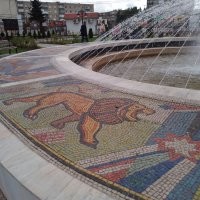 Знаете,  для меня лично вот это искусство как на первом фото. А у него непонятная х.рень, как уже заметили, панно, а не мозаика. Даже вот такой незатейливый кант фонтана в Советске куда как приятнее глазу, чем непонятный врыв на макаронной фабрике от этого художника.