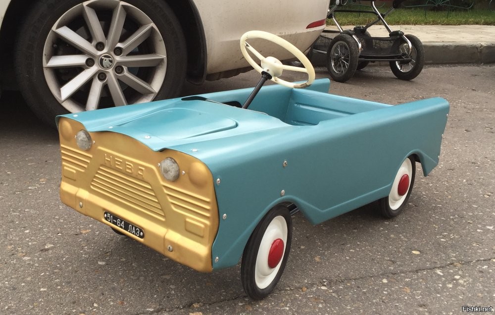 В прокате на площади было 2 таких - остальные космичи, как у тебя. Нивы были в почете - багажник есть!