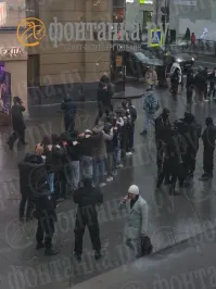 Неправильно вы летку -еньку танцуете! Руки нужно на талии держать и подпрыгивать!