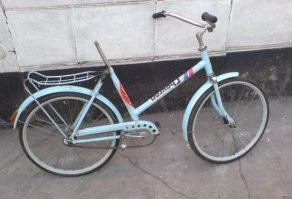 Просто он постеснялся указать, что последние 20 лет ездит на велосипеде без седла.