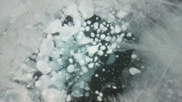 Замерзшие пузыри на Красноярском водохранилище.