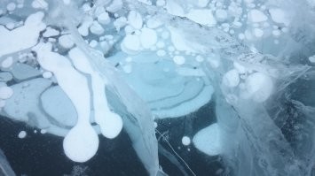 Замерзшие пузыри на Красноярском водохранилище.