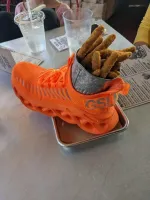 Лайфхак:
1. Заказать вдвоем одинаковые блюда
2. Забрать пару кроссовок