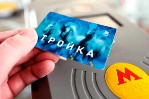 Во всяком случае последний год, в Москве машиной пользуюсь неохотно! Без молитвы никуда не доедешь! Плюс "иностранные профессионалы"  на желтых машинах заипали насмерть! Собянин может быть и собакин, но общественный транспорт в Москве до ума довел и доводит! Например с "дмитровской" в Подольск, в час пик за полтора часа....Такого в истории небыло! Так что "тройка" рулит!