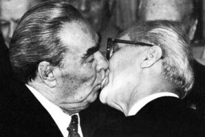 ФИФА отстранила главу испанской футбольной федерации за то, что он поцеловал спортсменку