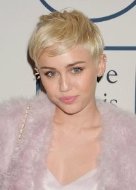 Майли Сайрус больше похожа на Джуда Лоу, чем его дочь.