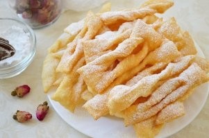 Гляжу, поднимается медленно в гору
Лошадка, везущая хворосту воз.