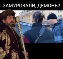 Спасение дня: в центре Москвы обнаружили машину, где уже четвёртый день томился запертый кот. Спасать его приехали полицейские